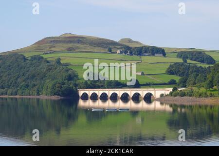 Reflections of Ashopton Viaduct that runs over Ladybower Reservoir in the Upper Derwent Valley of the Peak District. Stockfoto