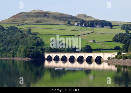 Reflections of Ashopton Viaduct that runs over Ladybower Reservoir in the Upper Derwent Valley of the Peak District. Stockfoto