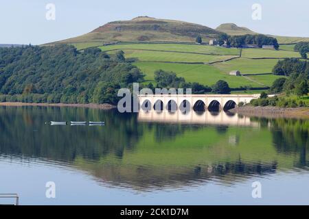 Reflections of Ashopton Viaduct that runs over Ladybower Reservoir in the Upper Derwent Valley of the Peak District. Stockfoto