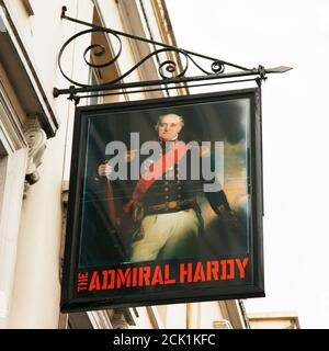 London, Großbritannien - 13. Oktober 2012: Englisches Pub-Schild, Public House, bekannt als Pub, ist Brennpunkt der Gemeinschaft. Pub-Geschäft, jetzt etwa 53,500 Pubs in Großbritannien, h Stockfoto