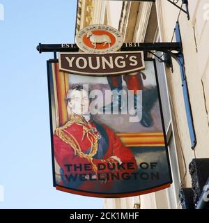 London, Großbritannien - 15. April 2012: Englisches Pub-Schild, Public House, bekannt als Pub, ist Brennpunkt der Gemeinschaft. Pub-Geschäft, jetzt etwa 53,500 Pubs in Großbritannien, hat Stockfoto