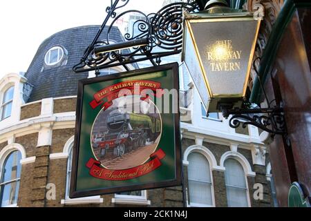 London, Großbritannien - 08. April 2010: Englisches Pub-Schild, Public House, bekannt als Pub, ist Brennpunkt der Gemeinschaft. Pub-Geschäft, jetzt etwa 53,500 Pubs in Großbritannien, hat Stockfoto