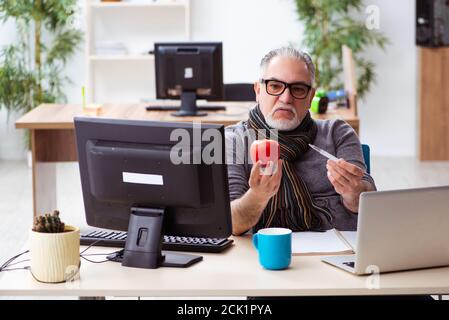 Leitender männlicher Mitarbeiter, der während einer Pandemie von zu Hause aus arbeitet Stockfoto