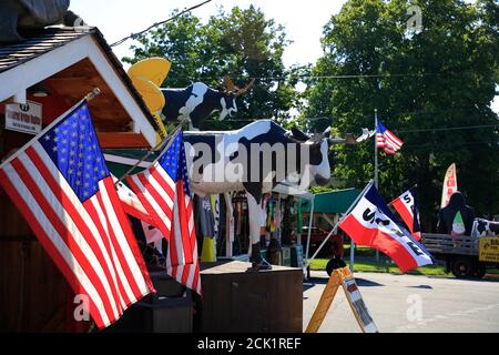 US-Flaggen und Tierskulpturen dekoriert Big Moose Deli & Country Store.Hoosick.New York.USA Stockfoto