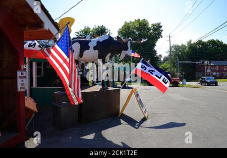 US-Flaggen und Tierskulpturen dekoriert Big Moose Deli & Country Store.Hoosick.New York.USA Stockfoto