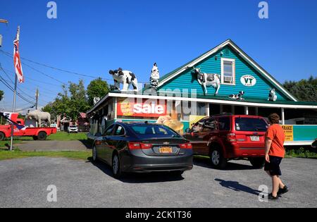 US-Flaggen und Tierskulpturen dekoriert Big Moose Deli & Country Store.Hoosick.New York.USA Stockfoto