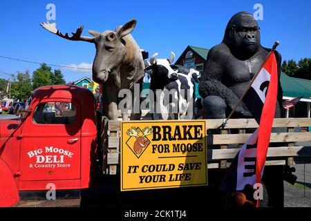 Tierskulpturen auf einem alten LKW schmückten den Parkplatz Von Big Moose Deli & Country Store.Hoosick.New York.USA Stockfoto