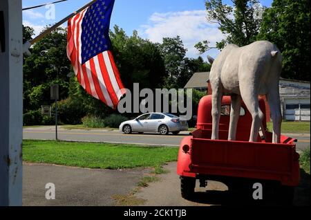 Tierskulptur auf einem alten LKW schmückte den Parkplatz Von Big Moose Deli & Country Store.Hoosick.New York.USA Stockfoto