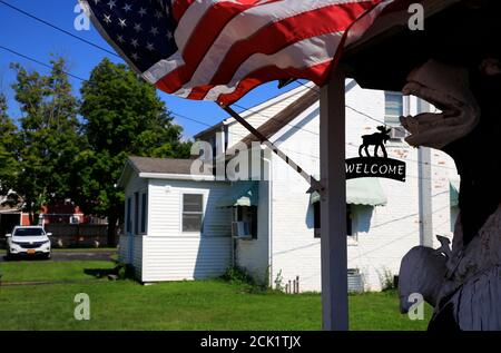 Willkommensschild mit US-Flaggen und Tierskulpturen dekoriert Big Moose Deli & Country Store.Hoosick.New York.USA Stockfoto