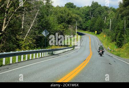 Ein Motorrad und Autos auf Vermont Route 100 in der Nähe von Wilmington.Vermont.USA Stockfoto