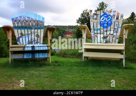 Riesiger Adirondack Stuhl mit Gemälde zum 60-jährigen Jubiläum Von Mount Snow Resort.Mount Snow Resort und Skigebiet.Dover.Vermont.USA Stockfoto