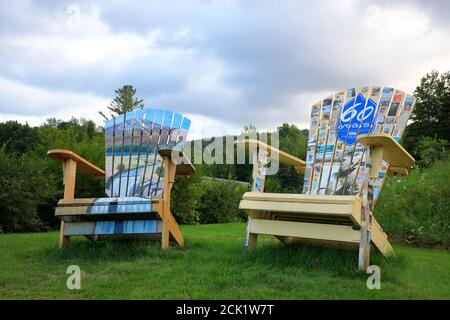 Riesiger Adirondack Stuhl mit Gemälde zum 60-jährigen Jubiläum Von Mount Snow Resort.Mount Snow Resort und Skigebiet.Dover.Vermont.USA Stockfoto