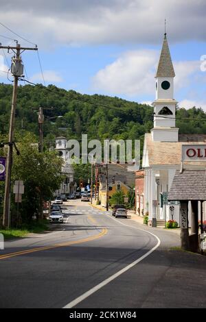 Die Gesamtansicht der Stadt Wilmington mit Vermont Route 100 und Wilmington Baptist Church im Hintergrund von Main Straße.Wilmington.Verm Stockfoto