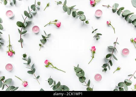 Blumenmuster aus rosa Rosen, grüne Blätter Eukalyptus, Zweige auf weißem Hintergrund. Flach liegend, Draufsicht. Valentinstag Hintergrund. Blumenmuster. Stockfoto