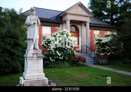 Das Bürgerkriegsdenkmal einer Union Soldatenstatue in Vorderseite der Pettee Memorial Library in der South Main Street.Wilmington.Vermont.USA Stockfoto