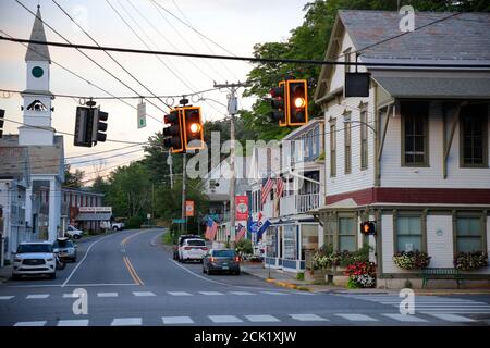 Die allgemeine Ansicht der Stadt Wilmington und Vermont Route 100 mit Ampel und Wilmington Baptist Church.Wilmington.Vermont.USA Stockfoto