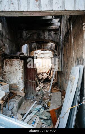 Verlassene zerstörte alte Gebäude im Zentrum von Baku, Azierbaijan - städtischer Zerfall Konzept Stockfoto