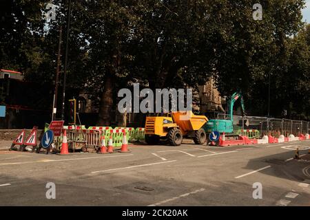 September 2020 - Straßenarbeiten für die Verlegung einer neuen Fernwärmeleitung, Bristol, Großbritannien Stockfoto