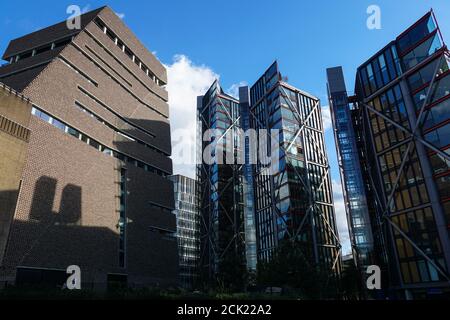 Die Aussichtebene der Tate Modern und der Neo Bankside Luxus-Wohnungen in London England Vereinigtes Königreich Großbritannien Stockfoto