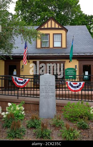 Der Souvenirladen des Bennington Battle Monument mit dem Stele markiert historische Continental Armee Lagerhaus im Vordergrund.Bennington.Vermont.USA Stockfoto