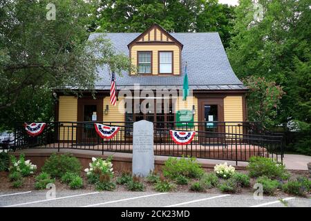 Der Souvenirladen des Bennington Battle Monument mit dem Stele markiert historische Continental Armee Lagerhaus im Vordergrund.Bennington.Vermont.USA Stockfoto