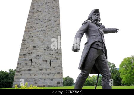 Statue des Brigadier General John stark des amerikanischen Revolutionskrieges Mit Bennington Battle Monument im Hintergrund.Bennington.Vermont Stockfoto