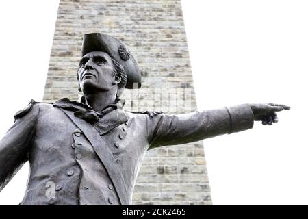 Statue des Brigadier General John stark des amerikanischen Revolutionskrieges Mit Bennington Battle Monument im Hintergrund.Bennington.Vermont Stockfoto