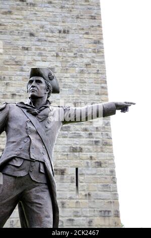 Statue des Brigadier General John stark des amerikanischen Revolutionskrieges Mit Bennington Battle Monument im Hintergrund.Bennington.Vermont Stockfoto