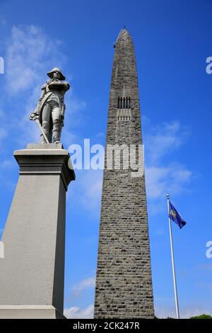 Statue von Continental Colonel Seth Warner mit der Bennington Schlacht Denkmal im Hintergrund.Bennington.Vermont.USA Stockfoto