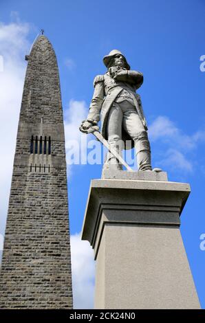 Statue von Continental Colonel Seth Warner mit der Bennington Schlacht Denkmal im Hintergrund.Bennington.Vermont.USA Stockfoto