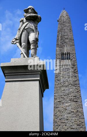 Statue von Continental Colonel Seth Warner mit der Bennington Schlacht Denkmal im Hintergrund.Bennington.Vermont.USA Stockfoto