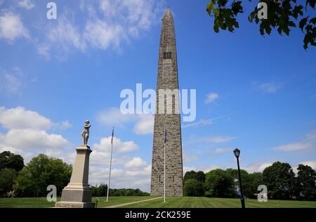 Statue von Continental Colonel Seth Warner mit der Bennington Schlacht Denkmal im Hintergrund.Bennington.Vermont.USA Stockfoto