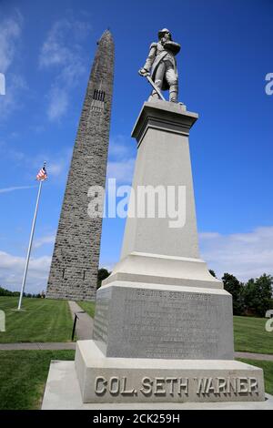 Statue von Continental Colonel Seth Warner mit der Bennington Schlacht Denkmal im Hintergrund.Bennington.Vermont.USA Stockfoto