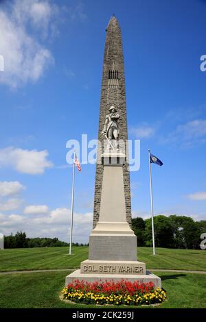 Statue von Continental Colonel Seth Warner mit der Bennington Schlacht Denkmal im Hintergrund.Bennington.Vermont.USA Stockfoto