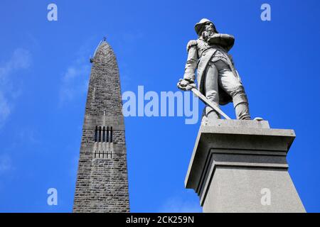 Statue von Continental Colonel Seth Warner mit der Bennington Schlacht Denkmal im Hintergrund.Bennington.Vermont.USA Stockfoto