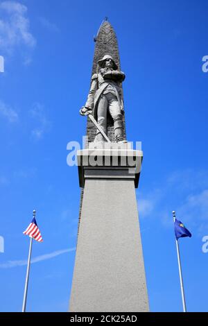 Statue von Continental Colonel Seth Warner mit der Bennington Schlacht Denkmal im Hintergrund.Bennington.Vermont.USA Stockfoto