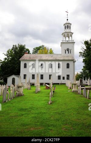 Erste Gemeinde Kirche von Bennington mit Old Bennington Friedhof in Vordergrund.Alt Bennington.Bennington.Vermont.USA Stockfoto