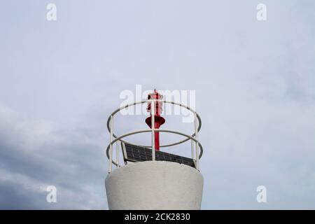 Solarbetriebener Leuchtturm, Solarbatterie im Leuchtfeuer Stockfoto