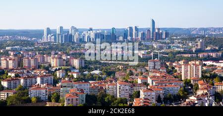 High-Angle-Panorama-Ansicht von Häusern und Geschäftszentren in Maslak Region Sariyer Bezirk, Istanbul, Türkei. Stockfoto