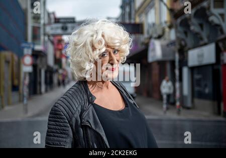 Hamburg, Deutschland. September 2020. Lilo Wanders, Travestie-Künstlerin, steht auf der Großen Freiheit im Hamburger Stadtteil St. Pauli. Wanders feiert am 22. September 2020 seinen 65. Geburtstag. Quelle: Axel Heimken/dpa/Alamy Live News Stockfoto