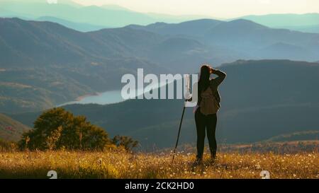 Wanderer mit Blick auf den schönen Blick auf den See Stockfoto