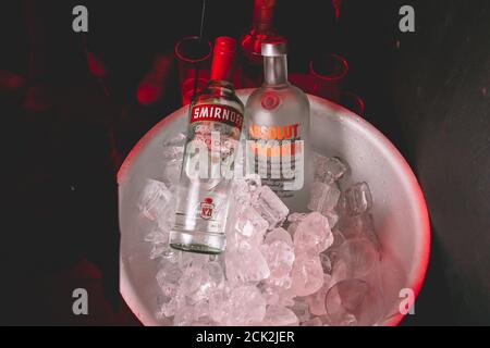 Buenos Aires, Argentinien; 7. Januar 2018: Eine Flasche Smirnoff Triple destillierter Wodka und eine Flasche absolut Mandrin Wodka in einer Schüssel mit Eis. Stockfoto