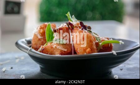 Köstliche frittierte Amuse Bouche Vorspeise - Gourmet-Essen zu teilen Stockfoto