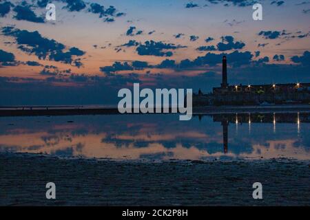 Wunderschöne Spiegelung des Sonnenuntergangs und des Leuchtturms bei Ebbe am Margate Harbour Arm - Margate, Thanet, Kent, England, Vereinigtes Königreich Stockfoto