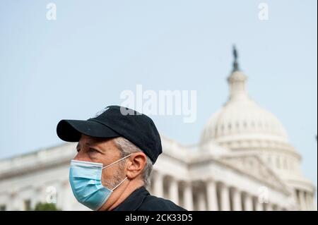 Washington, Vereinigte Staaten Von Amerika. September 2020. Der Komiker Jon Stewart spricht vor einer Pressekonferenz mit Reportern über die Gesetzgebung zur Unterstützung von Veteranen, die vor dem US-Kapitol in Washington, DC, brennenden Gruben ausgesetzt sind., Dienstag, 15. September 2020. Quelle: Rod Lampey/CNP Credit: dpa/Alamy Live News Stockfoto