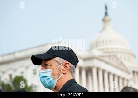 Washington, Vereinigte Staaten Von Amerika. September 2020. Der Komiker Jon Stewart spricht vor einer Pressekonferenz mit Reportern über die Gesetzgebung zur Unterstützung von Veteranen, die vor dem US-Kapitol in Washington, DC, brennenden Gruben ausgesetzt sind., Dienstag, 15. September 2020. Quelle: Rod Lampey/CNP Credit: dpa/Alamy Live News Stockfoto