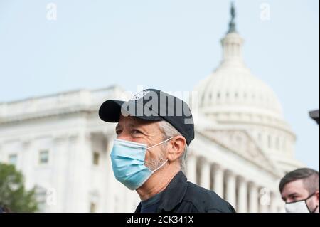 Washington, Vereinigte Staaten Von Amerika. September 2020. Der Komiker Jon Stewart spricht vor einer Pressekonferenz mit Reportern über die Gesetzgebung zur Unterstützung von Veteranen, die vor dem US-Kapitol in Washington, DC, brennenden Gruben ausgesetzt sind., Dienstag, 15. September 2020. Quelle: Rod Lampey/CNP Credit: dpa/Alamy Live News Stockfoto