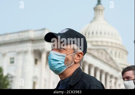 Der Komiker Jon Stewart spricht vor einer Pressekonferenz mit Reportern über die Gesetzgebung zur Unterstützung von Veteranen, die vor dem US-Kapitol in Washington, DC, brennenden Gruben ausgesetzt sind., Dienstag, 15. September 2020. Kredit: Rod Lampey/CNP /MediaPunch Stockfoto