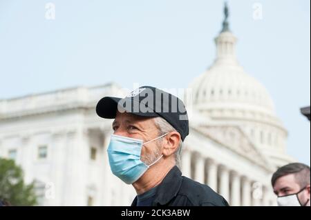 Der Komiker Jon Stewart spricht vor einer Pressekonferenz mit Reportern über die Gesetzgebung zur Unterstützung von Veteranen, die vor dem US-Kapitol in Washington, DC, brennenden Gruben ausgesetzt sind., Dienstag, 15. September 2020. Kredit: Rod Lampey/CNP /MediaPunch Stockfoto