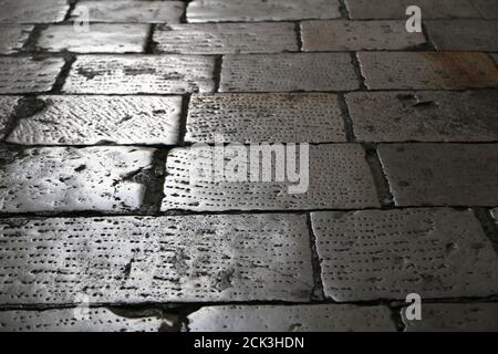 Weitwinkelaufnahme eines grau gekachelten Pfades Stockfoto
